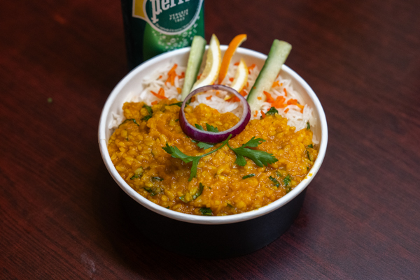 Dhal servi en bowl au Kashmir Café à Montreuil
