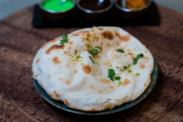 Naan à l'ail et au fromage sorti du four tandoor