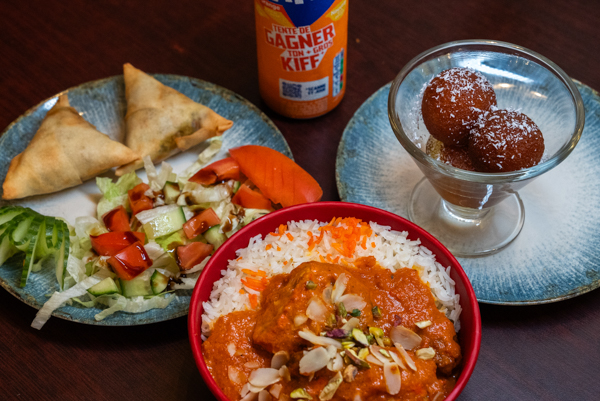 Menu tandoori et butter chicken servis au Kashmir Café à Montreuil