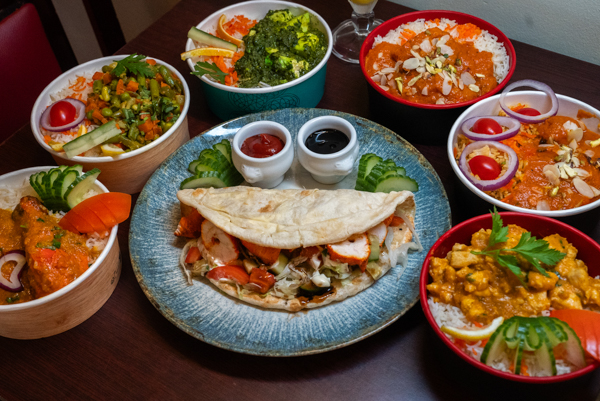 Assortiment de plats indiens servis au Kashmir Café à Montreuil
