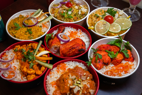 Grande tablée de plats indiens en bols préparés pour un événement