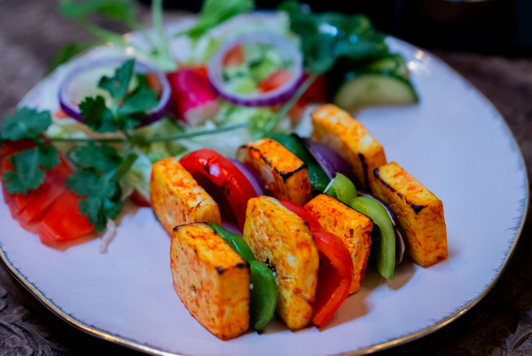Brochettes de paneer tikka aux poivrons