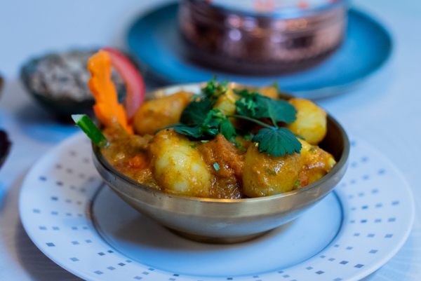 Poulet vindaloo servi avec pommes de terre