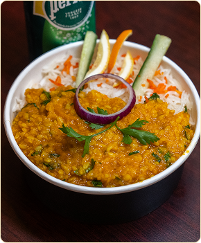 Plat indien à emporter préparé au Kashmir Café à Montreuil
