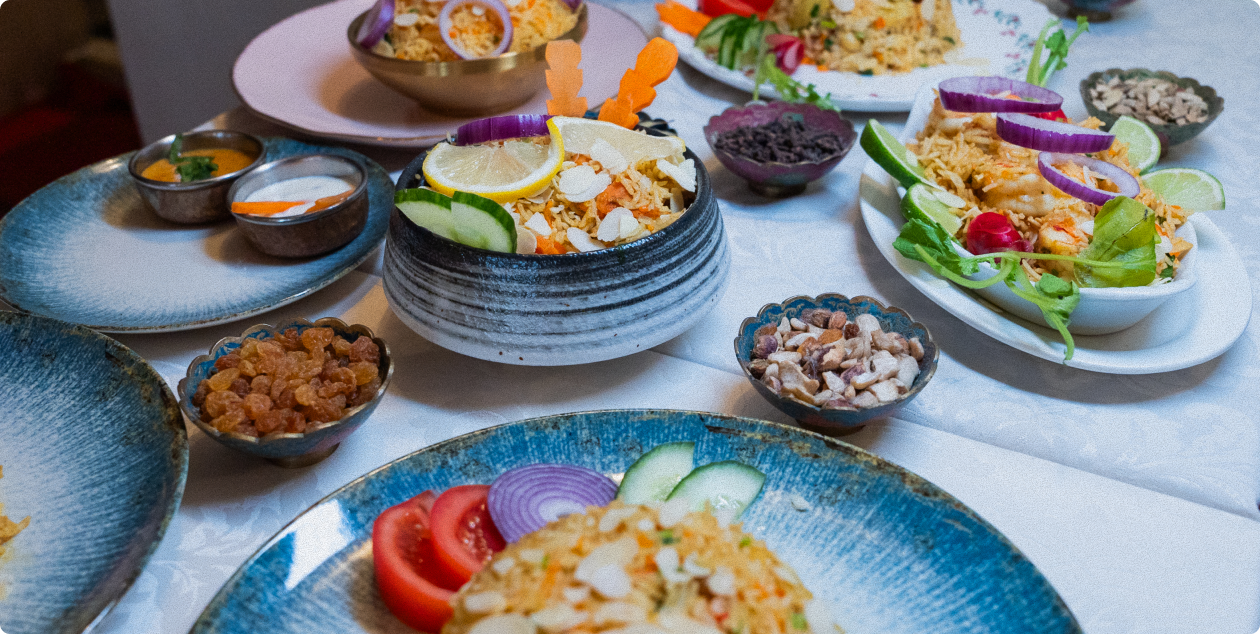 Table garnie de spécialités indiennes servies au Kashmir Café à Montreuil