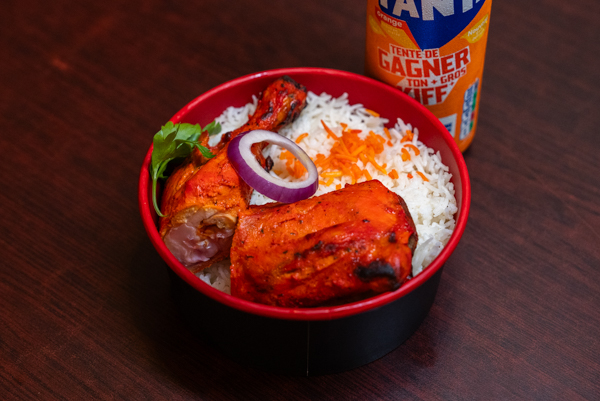 Bowl tandoori avec riz et poulet mariné