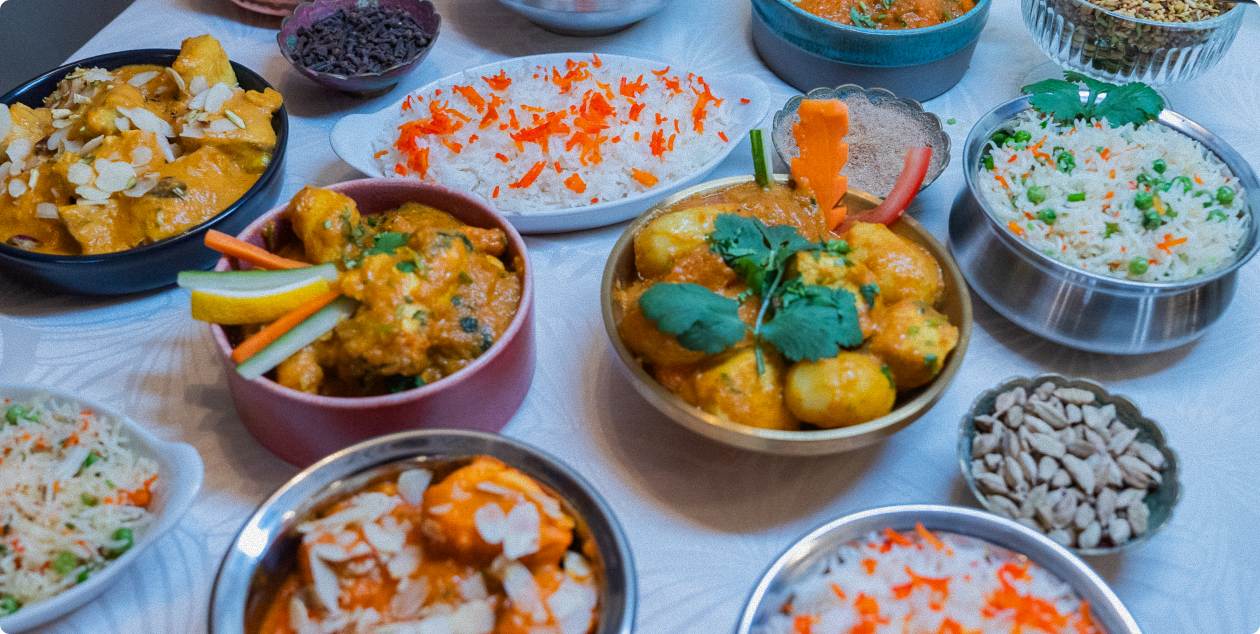 Table garnie de plats de cuisine indienne servis au Kashmir Café à Montreuil